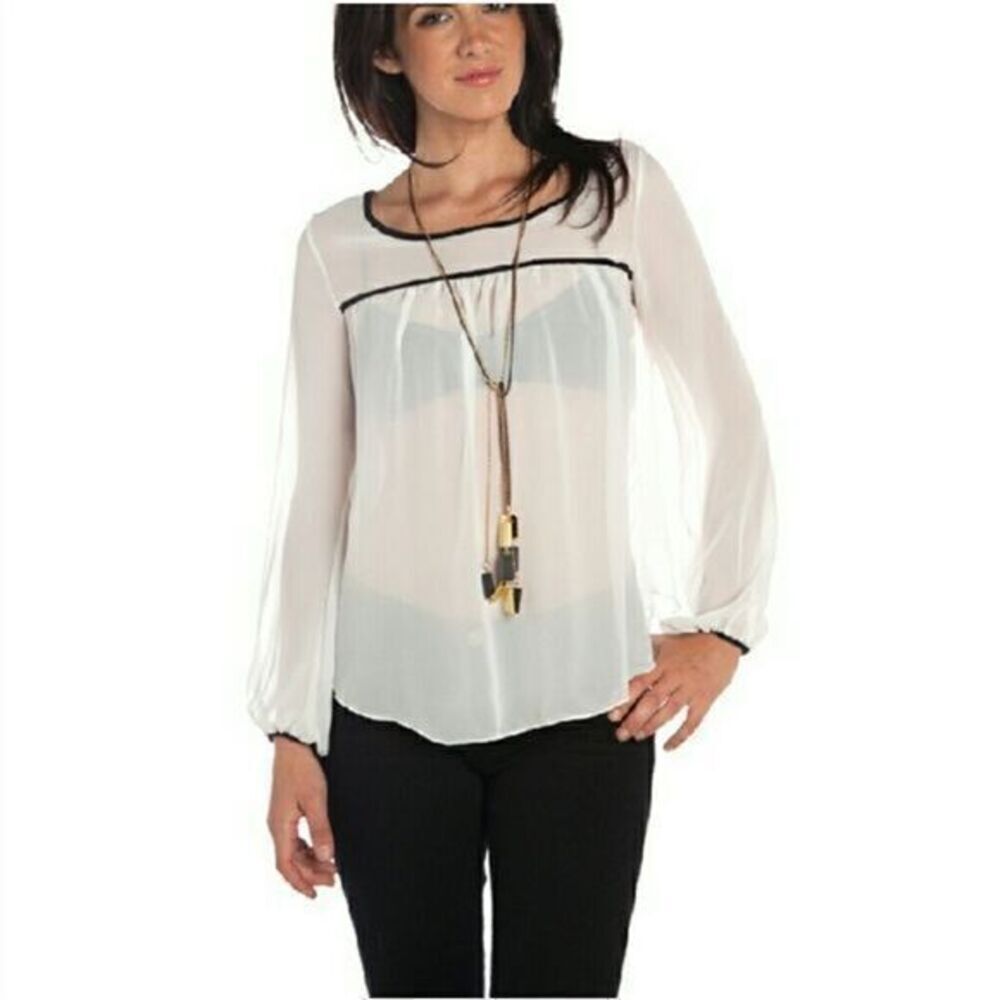 Beautiful White Long Sleeve Blouse W/Necklace💋